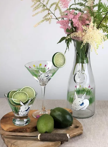Vista 2 de Vasos de Martini pintados a mano de Pascua con conejito y tulipanes – Juego de 2, cristalería pintada a mano por artistas de Estados Unidos