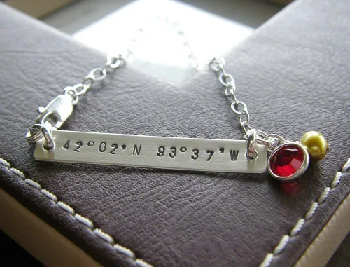 Vista 3 de Longitude Latitude - Pulsera de barra de plata – Coordenadas GPS personalizadas – Plata de ley estampada a mano – Incluye piedra natal y perla