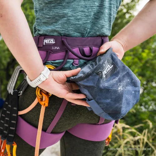 Vista 3 de Petzl SAKA - Bolsa de tiza ergonómica para gimnasio, deporte y escalada comercial