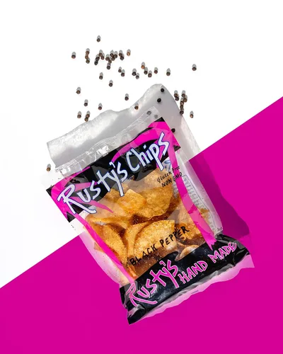 Vista 2 de Rusty's Chips Papas fritas hechas a mano con sal marina y pimienta negra, paquete de 12