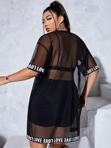 Vista 2 de WDIRARA Vestido de malla transparente con estampado de letras de talla grande para mujer
