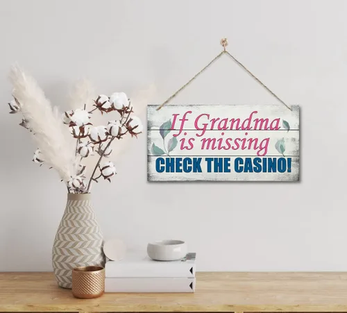 Vista 2 de Letrero de madera con texto en inglés "If Grandma is Missing Check The Casino", divertido letrero de madera para colgar en el hogar, perfecto