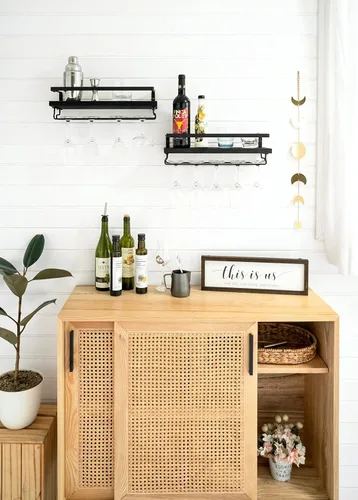 Vista 4 de Mkono Estante de vino montado en la pared, juego de 2 estantes de madera rústicos para botellas de vino, estantes flotantes de vidrio con colgador