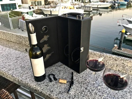 Vista 4 de Lifestyle Top Handle Travel Two Bottle Wine Carrier Case con 4 piezas Juego de accesorios de vino (negro)