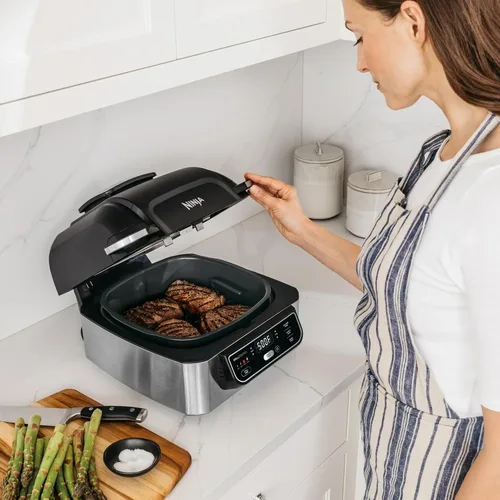 Vista 4 de Parrilla interior Ninja AG300 4 en 1 con freidora de aire de 4 cuartos con función para rostizar, hornear y tecnología de asado ciclónico