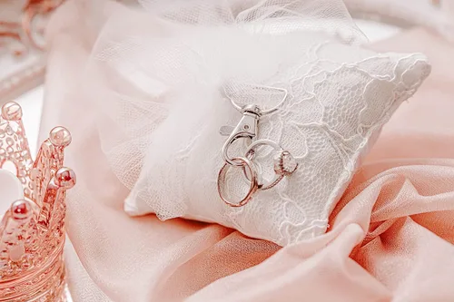 Vista 5 de Almohada para portador de anillos de boda que se engancha en su collar existente de 4 x 4 pulgadas