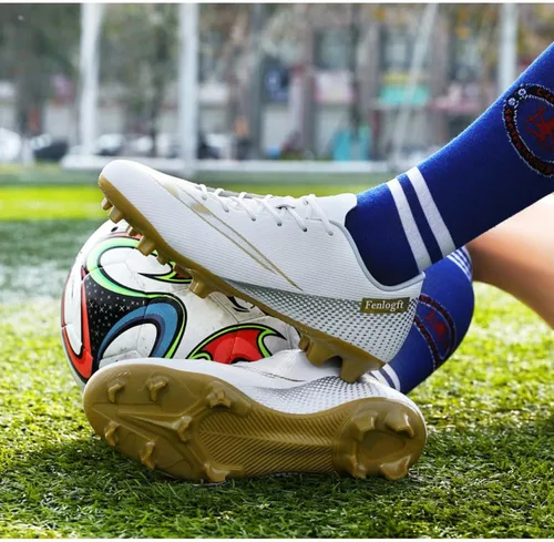 Vista 3 de Tacos de fútbol bajos de cuero, de grado profesional con cordones, ideales para entrenamiento y competición en terreno firme y césped, unisex