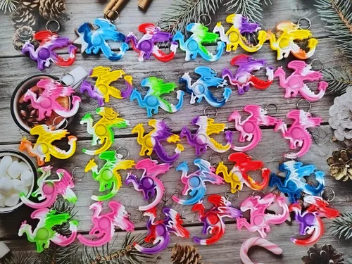 Vista 2 de Paquete de 100 paquetes de mochila de animales de dragones a granel, mini llavero de arco iris, llavero para niños, aula, estudiantes, regalos