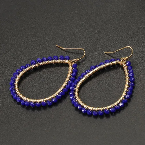 Vista 2 de Aretes colgantes bohemios bohemios con cuentas de lágrima, aretes de gota huecos de cristal brillante con alambre dorado envuelto para mujeres