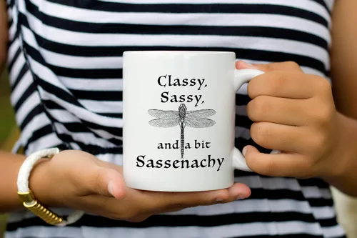 Vista 3 de Taza Outlander, mercancía Sassenach para los fanáticos de Jamie Fraser, elegante, atrevida y un poco Sassenachy, regalo divertido para mujeres