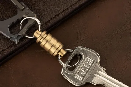 Vista 7 de OKNIFE Otacle R1 - Llavero magnético para llavero, llavero de titanio desmontable Esay, accesorio EDC de liberación rápida para exteriores