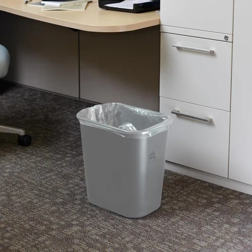 Vista 5 de Rubbermaid Commercial Products Cesto de Basura de Escritorio/Bote de Basura, 10.25 Galones/41 Cuartos, Gris, Plástico, Bote de Basura