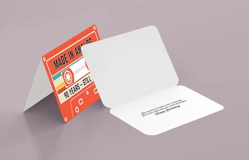Vista 5 de Tarjeta de cumpleaños 90 – Diseño retro de cinta de casete – Hecho en analógico, todavía en sintonía – Regalos de 90 años para él o ella – Tarjeta