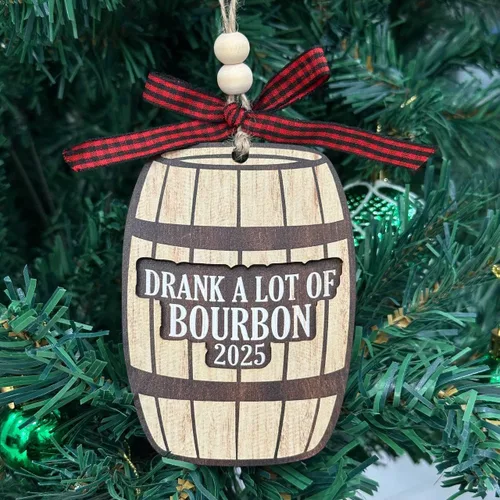 Vista 6 de Adorno de bourbon – Regalos de bourbon para hombres, mujeres, amantes del vino – Adornos de vino para árbol de Navidad – Adorno de Navidad de madera