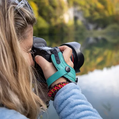 Vista 8 de SPIDER HOLSTER Correa de mano para cámara SpiderPro v2 con montaje a presión y correa de muñeca opcional, compatible con DSLR y sin espejo
