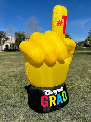 Vista 5 de Paquete de dos decoraciones de fiesta de graduación, incluye un oso de peluche marrón inflable de 4 pies de alto con gorra y gafas de bata, y mano