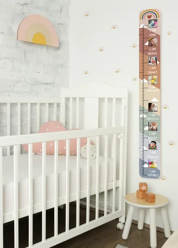 Vista 3 de Tabla de crecimiento inspiradora de madera maciza para niños con ventanas de fotos, tabla de altura motivacional para niños, tabla de pared plegable