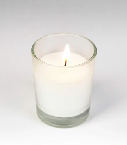 Vista 5 de Serene Spaces Living Paquete de 100 velas votivas blancas sin perfume en soportes de vidrio, 10 horas de tiempo de combustión, juego a granel