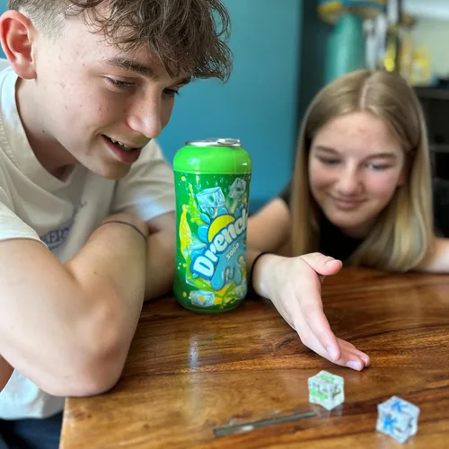 Vista 7 de MUKIKIM Drench Soda Game - Juego de azar interactivo para la familia y la fiesta. ¡Tira los dados, agita la lata y tira de la pestaña! ¡La última