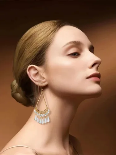 Vista 3 de COIRIS Aretes de lágrima de perlas con aretes de aro colgantes de metal para mujer