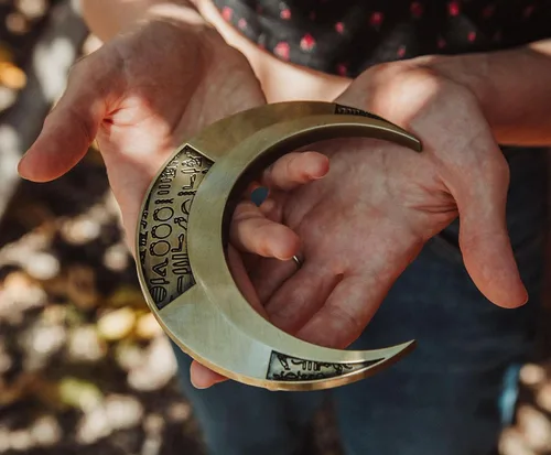 Vista 6 de Marvel Studios Moon Knight Crescent Blade Réplica Edición Limitada Esmalte Pin Exclusivo, Metal, Sin gemas.