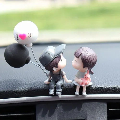 Vista 8 de Lindo adorno de coche con diseño de pareja de caricaturas, decoración de tablero de automóvil, figuras de pareja besando, adornos de globos (A)