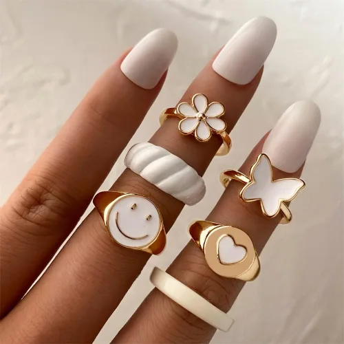 Vista 4 de KISS WIFE Cute Rings Aesthetic Rings for Girls Women Y2K Preppy Jewelry Stackable Joint Finger Rings for Teen Girls Gold White Pink Green Rings Set