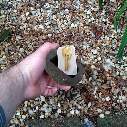 Vista 2 de Realistic Stone Key Storage Box Crafted From Weatherproof Resin, Conceals Keys Effectively In For Outdoor Settings Like Garden, Yard, And Green