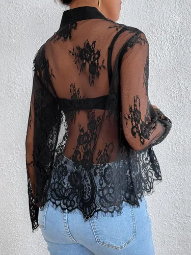 Vista 2 de SheIn Blusa de manga larga con encaje transparente floral para mujer cuello frontal con botones