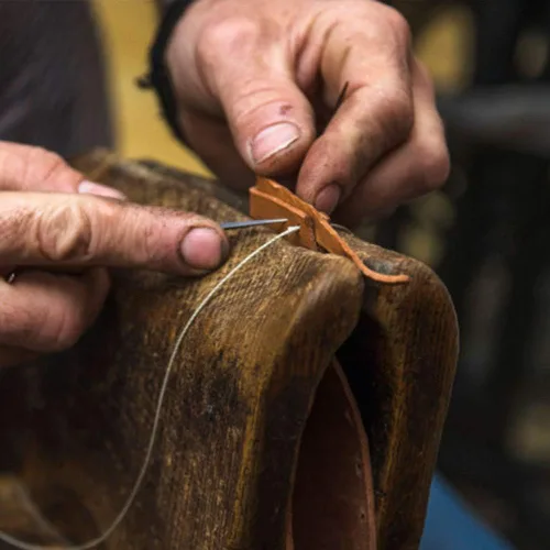Vista 6 de Vitoki Kit de reparación de tapicería, paquete de 29 agujas de coser a mano, hilo de lona y agujas, cinta métrica, agujas de costura de ojos grandes