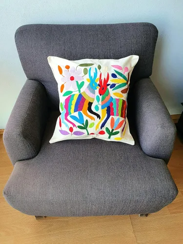 Vista 4 de ALKIMIA INC Funda de almohada mexicana hecha a mano con bordado auténtico Otomi Tenango
