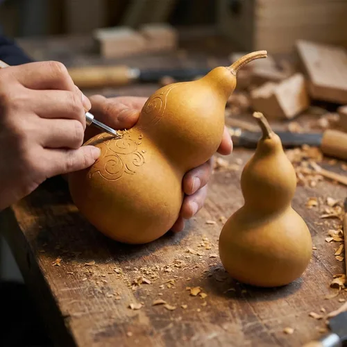 Vista 4 de Toyvian Calabazas Wu Lou secas naturales, 2 piezas de decoración de calabaza pequeña para Feng Shui otoño cosecha de Halloween, centro de mesa