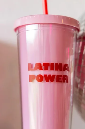 Vista 2 de JZD Latina Power Tumbler Vaso de doble forro rosa y rojo con pajilla, tapa giratoria, 20 onzas, para tu cafecito matutino o nuestra agua diaria
