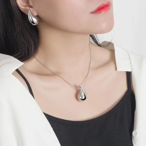 Vista 3 de UNIJEJFU Juego de aretes y collar de lágrima de oro y plata, aretes de aro gruesos, ligeros, aretes Bottega Dupes, collar con colgante de gota