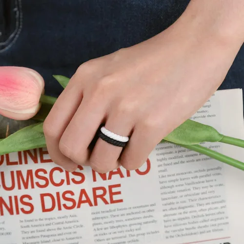 Vista 3 de Egnaro - Anillo de boda de silicona para mujer, alianzas de boda de goma trenzada, delgadas y apilables, material no tóxico y seguro para la piel