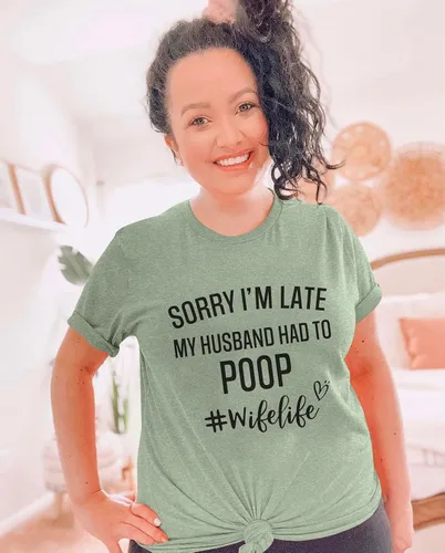 Vista 6 de Camisetas divertidas para mujer con texto en inglés "Sorry Im Late My Husband Had to Poo