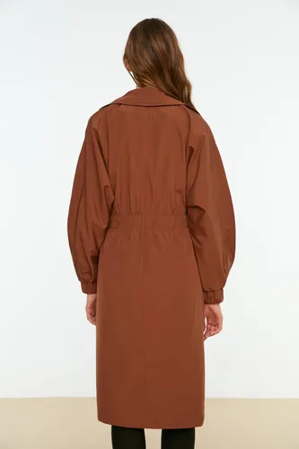 Vista 6 de Trendyol Gabardina tejida de gran tamaño con doble botonadura para mujer, Marrón