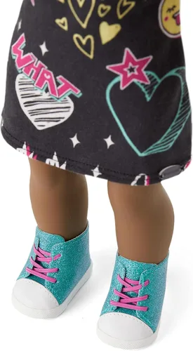 Vista 3 de Muñeca American Girl Truly Me de 18 pulgadas #112 con ojos cafés, cabello castaño oscuro, piel profunda, vestido de camiseta negra, para edades 6+