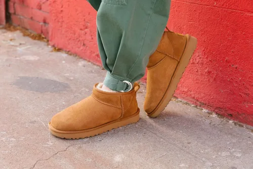 Vista 3 de UGG - Botas clásicas de caña ultrabaja para mujer Castaño