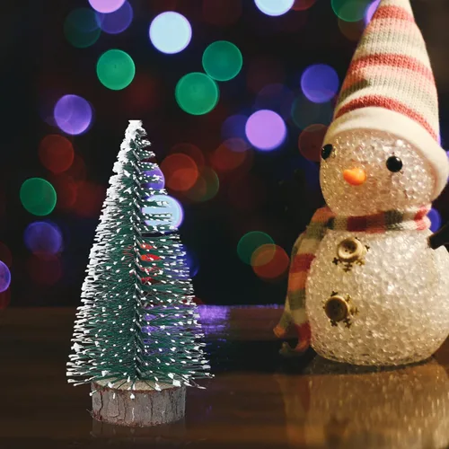 Vista 7 de STOBOK Mini árbol de Navidad artificial esmerilado árbol de Navidad escritorio cedro blanco - 6 piezas