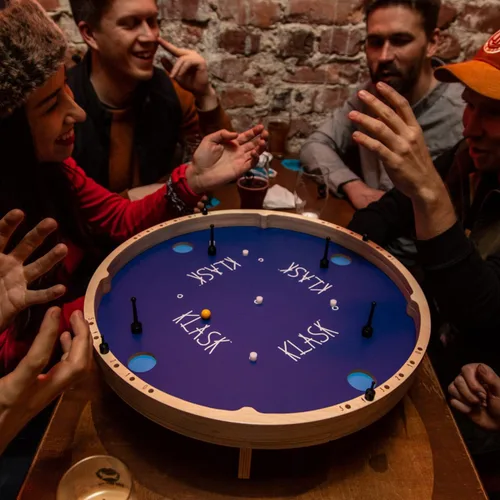 Vista 4 de KLASK: El Juego Magnético Premiado de Habilidad para Fiestas - para Niños y Adultos de Todas las Edades Que Es Mitad Fútbol, Mitad Hockey sobre Hielo