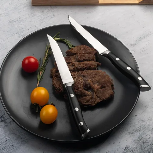 Vista 7 de Alata Juego de cuchillos para carne de 8 piezas, 4.7 pulgadas con borde dentado, cuchillos afilados para cena, construcción de espiga completa Negro