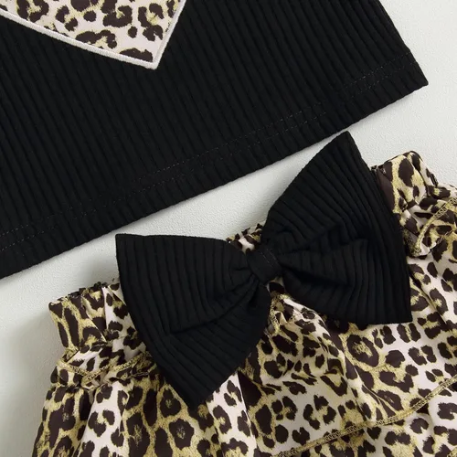 Vista 4 de Conjunto de ropa de verano para bebé recién nacida, sin mangas, con estampado de amor, volantes, pantalones cortos de leopardo, 3 piezas, diadema