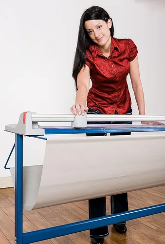 Vista 4 de Dahle 446s - Cortadora rotativa prémium con soporte, longitud de corte de 36 pulgadas, capacidad de 25 hojas, autoafilado, abrazadera automática