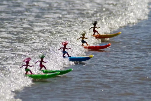 Vista 4 de Surfer Dudes Classics Juguete de tabla de surf y minisurfista impulsado por olas, para la playa, Aussie Alice