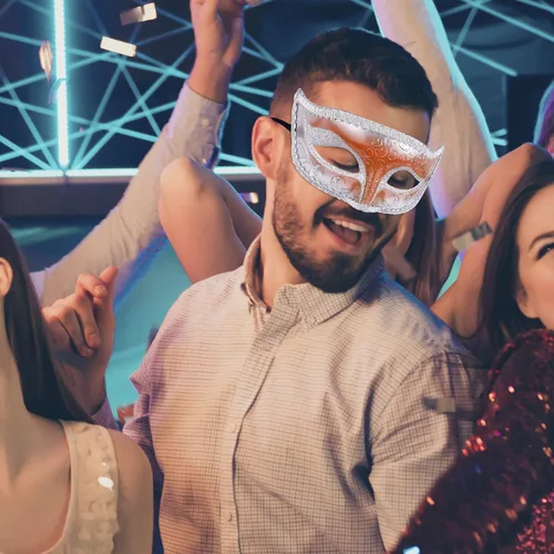 Vista 5 de SIQUK Juego de máscaras para parejas máscara veneciana máscara de plástico para disfraz de Halloween máscara de Mardi Gras para mujeres y hombres