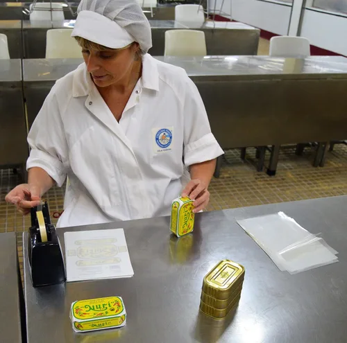 Vista 7 de NURI Sardinas portuguesas en aceite de oliva extra especiado, paquete de 8 (latas de 4.4 onzas)