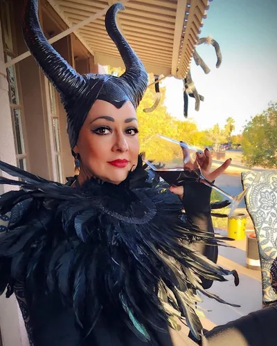 Vista 4 de VZQI Disfraz de cuernos de plumas de reina malvada para mujer, capa negra, accesorios de chal para Halloween