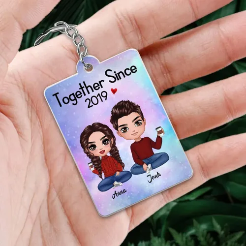 Vista 4 de NAZENTI Muñeca personalizada para pareja, con llavero acrílico sentado junto, canción de código QR favorita personalizada, regalo de pareja, llavero