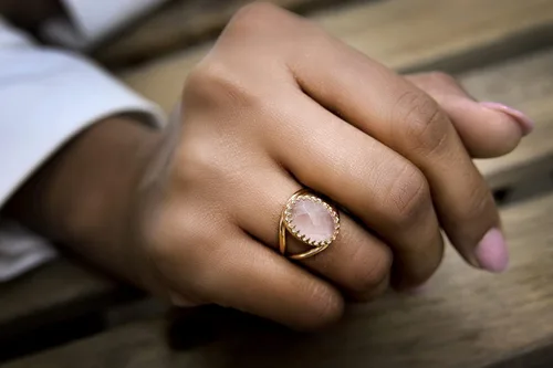 Vista 2 de Precioso anillo de cuarzo rosa con banda rellena de oro rosa de 14 quilates – Anillo apilable atemporal para cumpleaños, aniversarios y otras